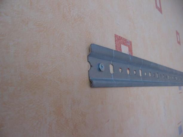 This is what a rail mounted on the wall looks like.