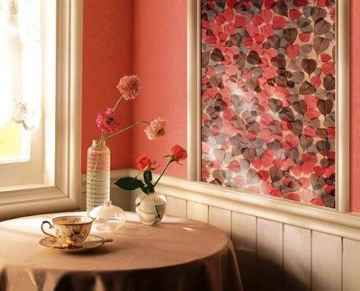 Having decorated the new wallpaper with a baguette around the perimeter, you will achieve an even more interesting effect