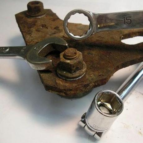 To combat the problem fixture is suitable not just a tool. | Photo: popularmechanics.com.