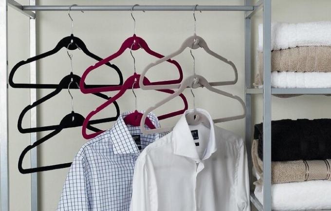 On multilevel hanger can hang shirts, jackets, dresses. / Photo: kvartblog.ru