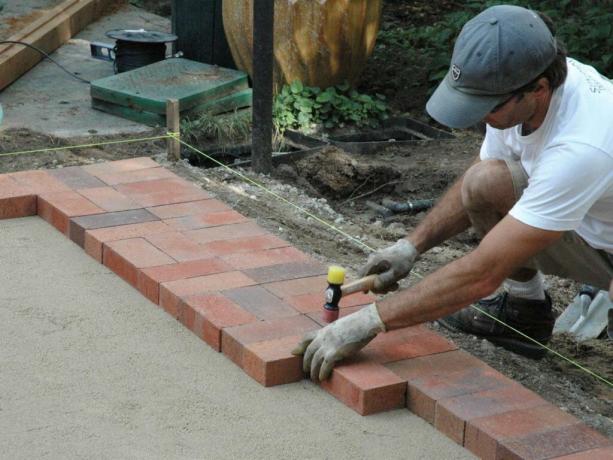 How to lay paving slabs per day with their own hands