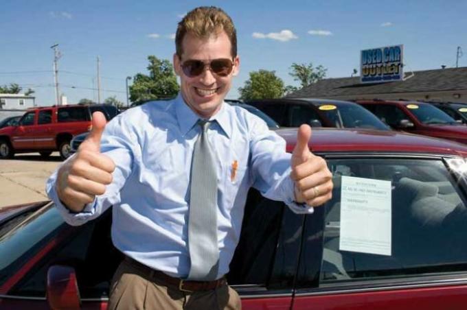 Car salesman is able to "vtyuhat" any clunkers. | Photo: elementsofrest.com.