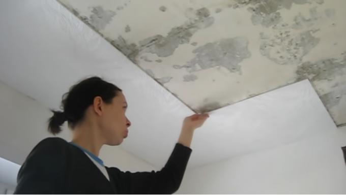 Ceiling tiles from expanded polystyrene is very capricious in operation. | Photo: youtube.com.