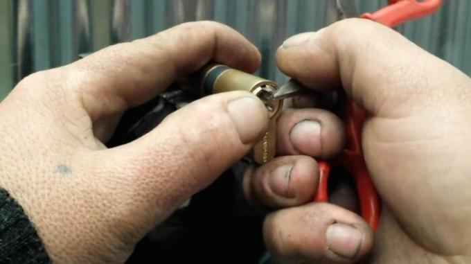 How to remove a broken key from the ignition, even when it seems that all is lost