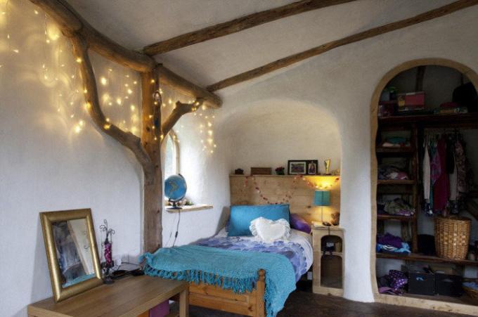 Cozy bedroom in a house hobbit. | Photo: thesun.co.uk.