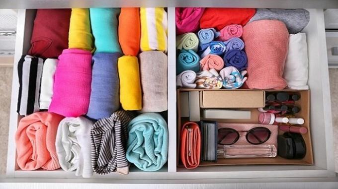 Clothing, curled into tubes, it takes up much less space. / Photo: depositphotos.com
