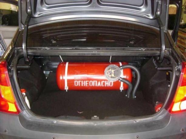 Substantial negative transition gas - reducing the volume of the trunk. | Photo: autonews.ua.