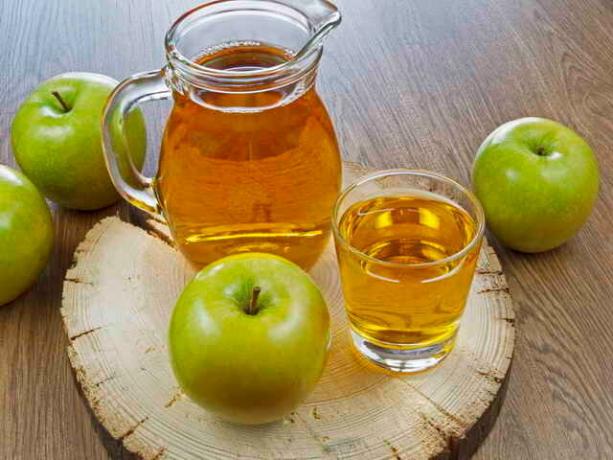 To prepare homemade vitamin drink, take late varieties of apples © ofazende.ru