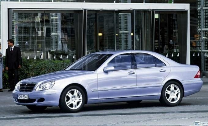 W220 - the flagship model of Mercedes-Benz Company in the late 1990s. | Photo: avtorinok.ru.