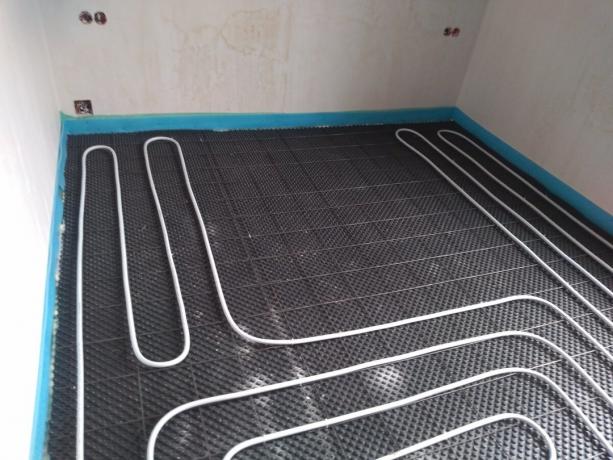 Pie water floor heating on the ground. I do for yourself!