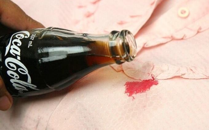 Even such terrible stains can be removed easily. / Photo: cdn.tgdd.vn. 