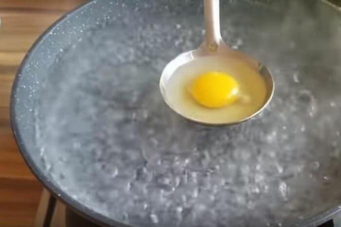Pour the egg. / Photo: youtube.com. 