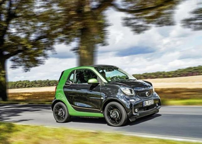 Smart Fortwo ED electric car with very limited capabilities. | Photo: autocar.co.uk. Advertising. 