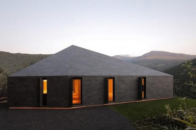 Monolithic house, reminiscent of the bunker, which is not so closed, as it seems