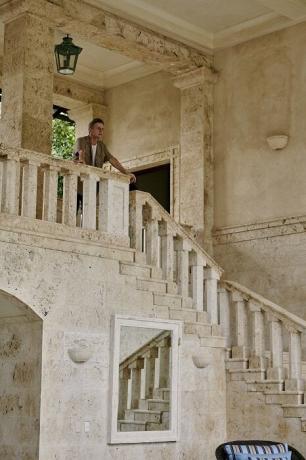 The majestic staircase leading to the second floor of the villa. | Photo: Thiago Molinos (Tiago Molinos).