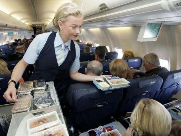 In flight, you need to be prepared for the fact that the food will be a lot of preservatives.