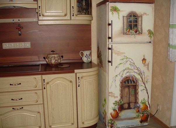 The painting on the refrigerator will make it the main decoration of the room.
