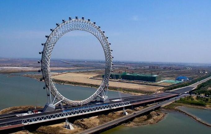 Axle-free Ferris wheel in the city of Weifang. 