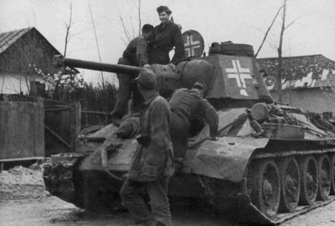 Trophy T-34 crosses and bears the German tank troops. | Photo: ya.ru. 