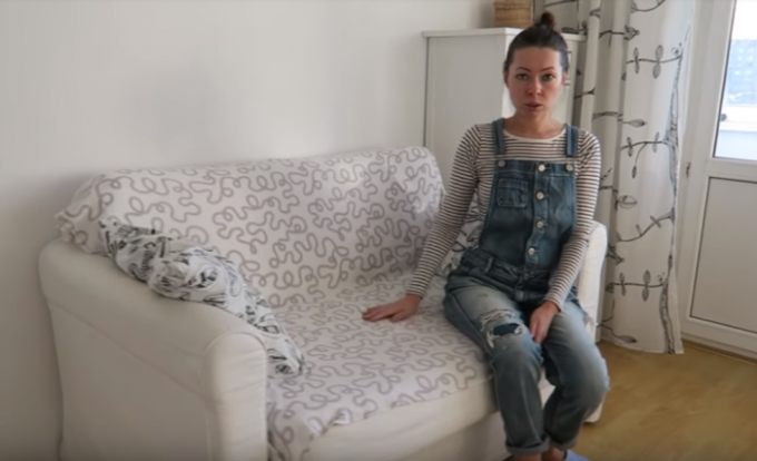 In the living room she bought a small sofa-bed and a chest of drawers. | Photo: youtube.com.