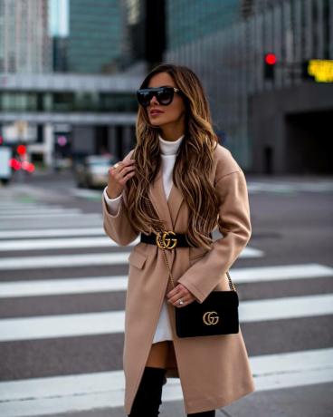 The combination of thick cloth coat and a leather belt - cool styling reception.