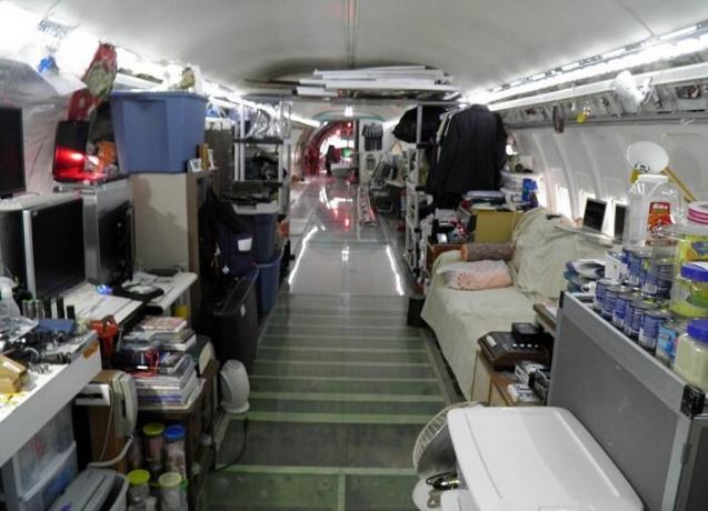 The minimalist interior-plane home.