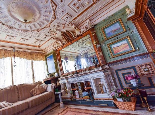 Adrian Rehman said that his apartment is reminiscent of the Palace of Versailles.