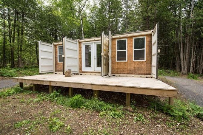 Enthusiast built a house out of the containers in which you can live comfortably with evil