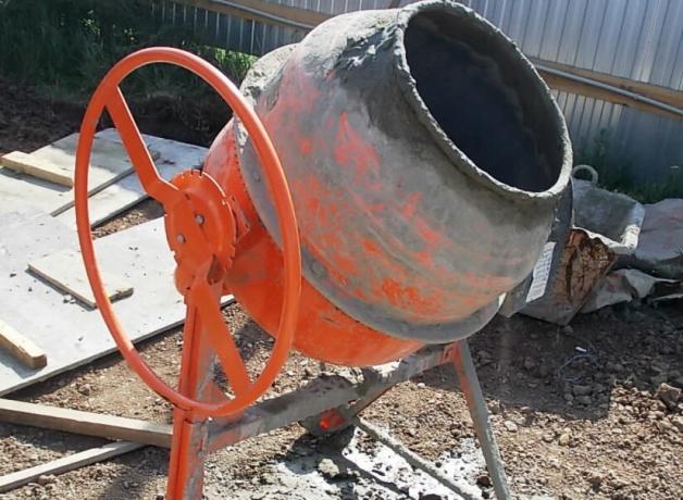 How to quickly and easily clean the mixer from adhering concrete