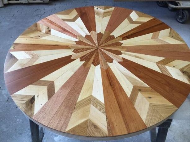 Table top made of oak and maple pallets assembled in the image "of the Dresden plate."