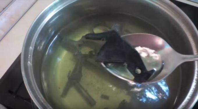 Boil for 5 minutes. / Photo: youtube.com. Advertising