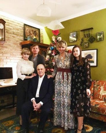 Starry family assembled in the apartment after repair (Julia Menshov with his famous family).