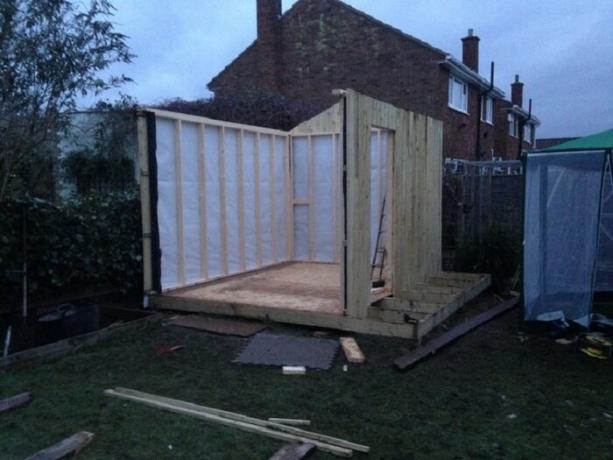 32-year-old 2 months to build a mini-cinema.