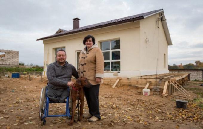 Belarusian wheelchair studied videos on Youtube and it redid the old shop in the house