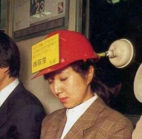Japanese are often so tired that I fall asleep even standing in public transport. / Photo: humourdemecs.com