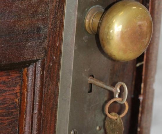 The mystery, which opened 70 years later the heir went flat, locked with a key from 1939