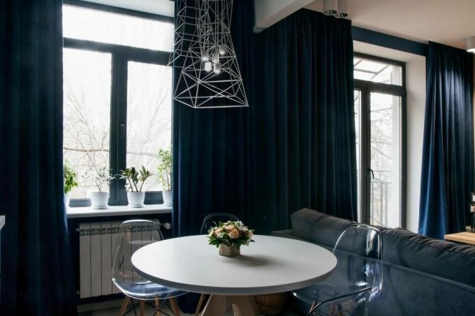 Dark walls and wood: unusual dvushka 53 m² in the old fund