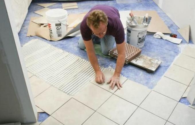 5 signs that point to the fact that not a professional hired tiler