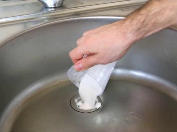 In the kitchen of sink smells bad? Easily cope with this misunderstanding