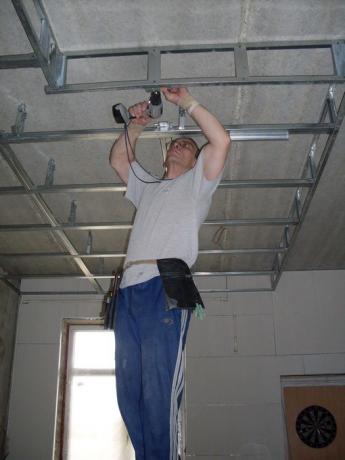 The photo shows the installation of a false ceiling.