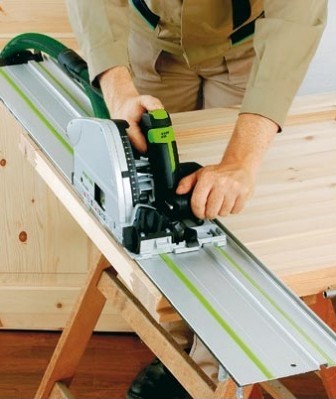 Sawing material with a plunge saw with your own hands