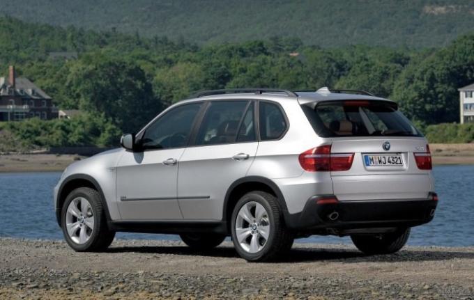 Mid-size luxury crossover BMW X5 second generation. | Photo: autodmir.ru.