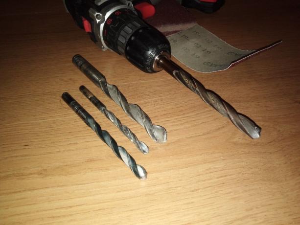 Tip a friend: how to sharpen a drill without any tools and machines.
