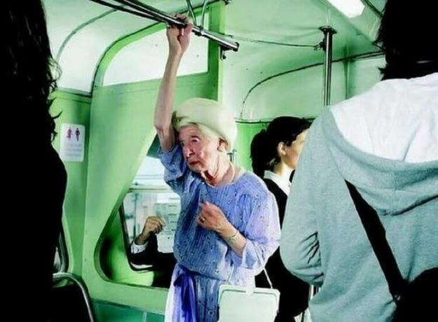 
British psychologists are urged not to give way to transport the elderly. / Photo: hopop.ru. 