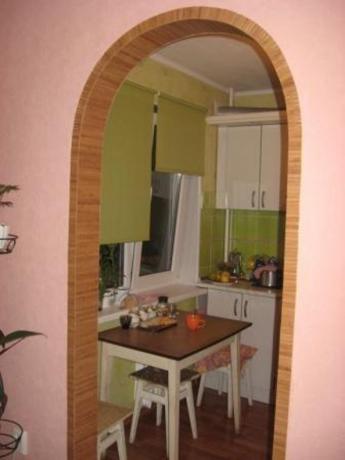 Instead of a door for a small kitchen, it is better to provide an arch.