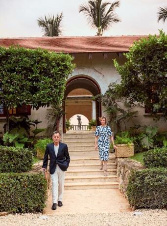 Mikhail Baryshnikov and his wife, Lisa Rinehart near the courtyard of his villa. | Photo: Thiago Molinos (Tiago Molinos).