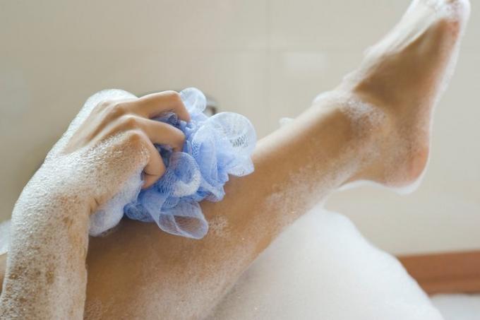 6 facts by dermatologists that will make you more likely to change loofah