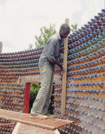 House out of plastic bottles young man decided to do a round shape. | Photo: ezermester.hu.