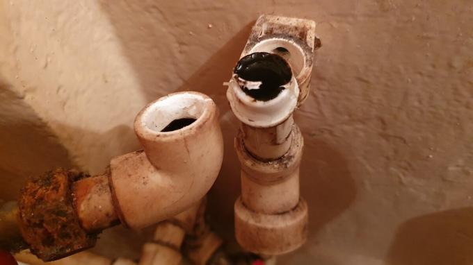 Three plumbers error due to which the broken pipe