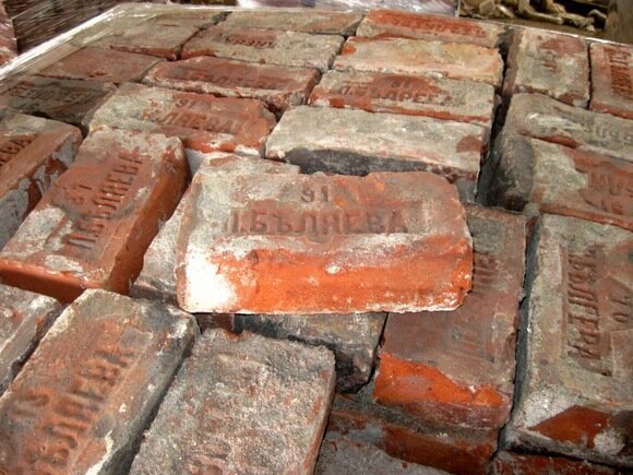 A stack of Russian pre-revolutionary brick. | Photo: tehlib.com.